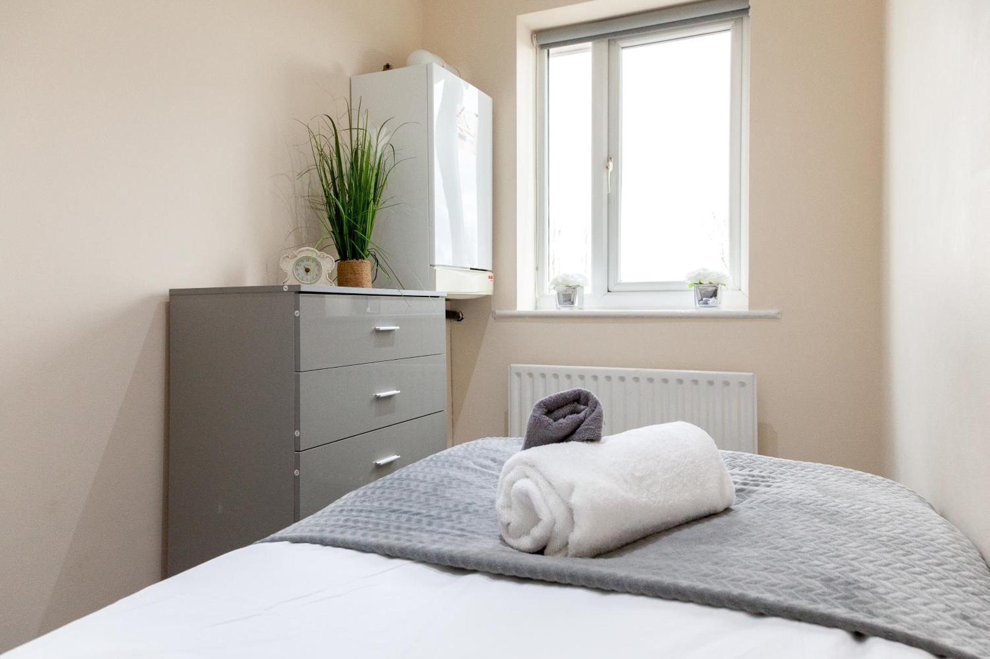 Pinfold Court Apartments Knowsley Esterno foto