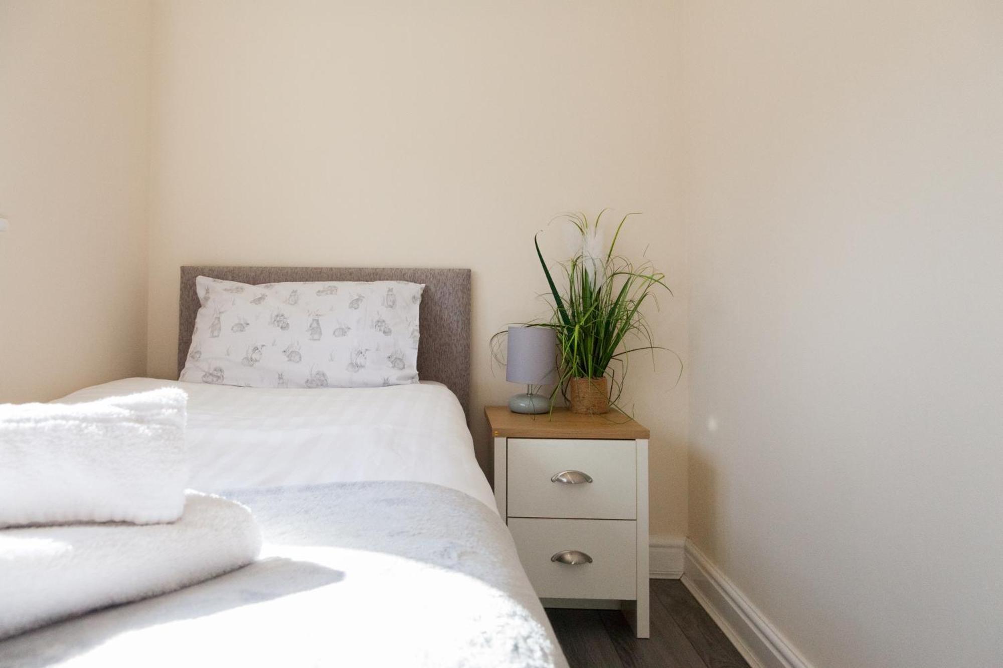 Pinfold Court Apartments Knowsley Esterno foto