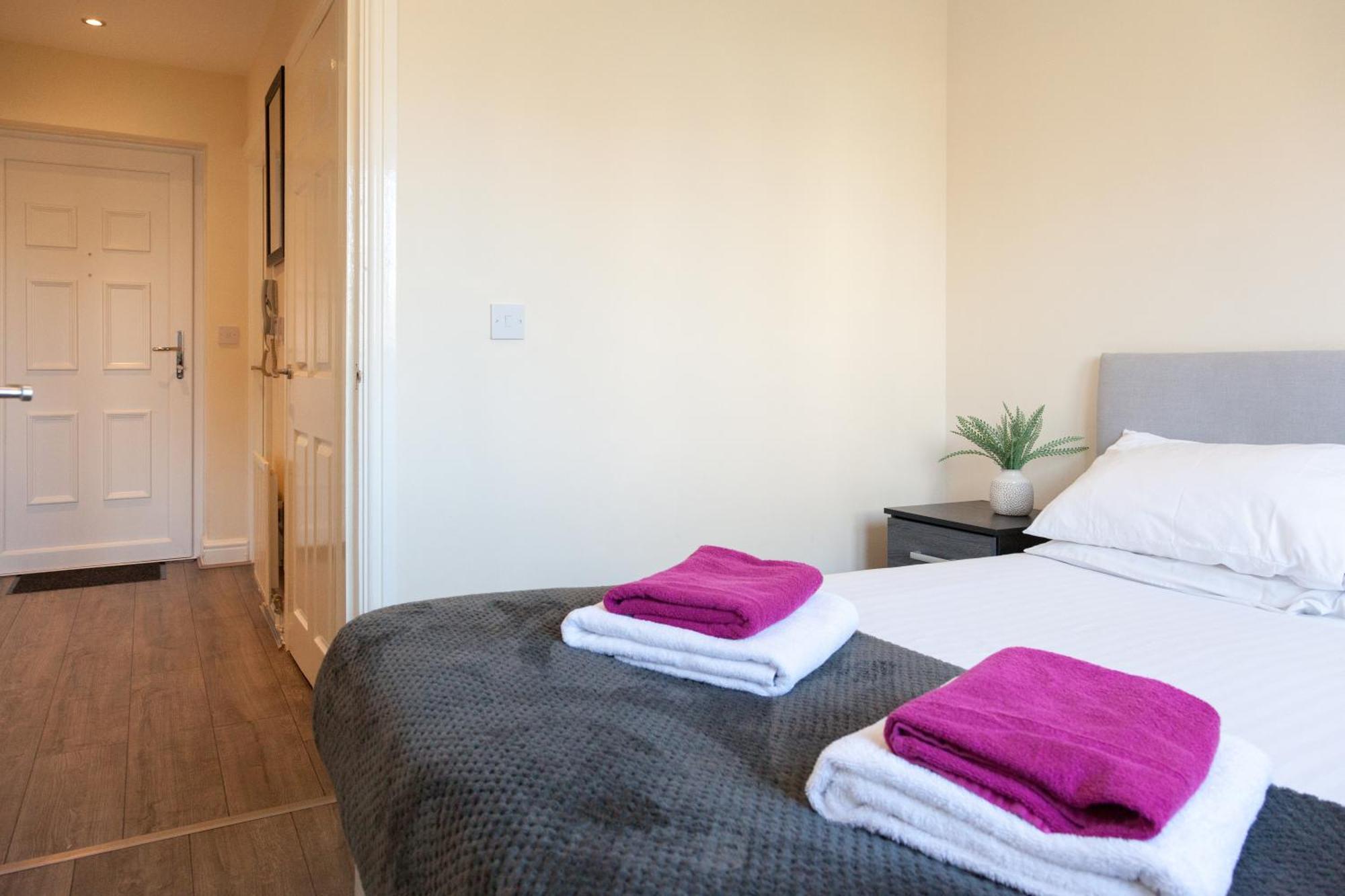 Pinfold Court Apartments Knowsley Esterno foto